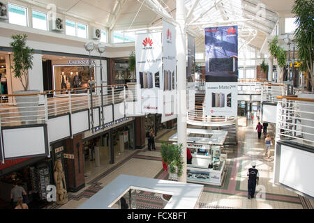 Innere des Victoria Wharf Shopping Centre, Victoria & Albert Waterfront, Cape Town, Western Cape Province, Südafrika Stockfoto