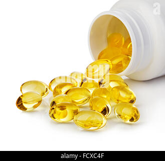 Weiche Gele Pillen mit Omega-3 Öl verschütten aus Pille Flasche Nahaufnahme isoliert auf einem weißen Hintergrund. Stockfoto