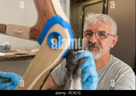 Handwerker erstellen schöne Holzrahmen aus Rohholz, high-End, teure Fahrräder zu schaffen. Stockfoto