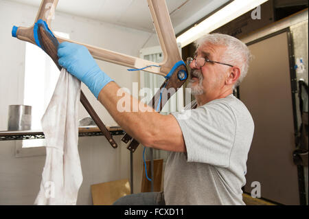 Handwerker erstellen schöne Holzrahmen aus Rohholz, high-End, teure Fahrräder zu schaffen. Stockfoto