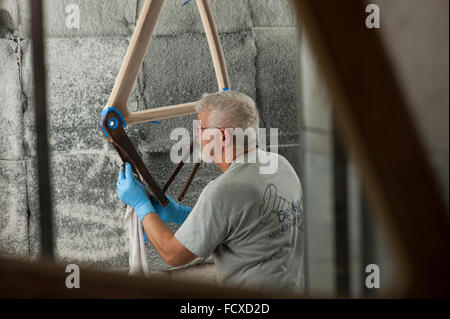 Handwerker erstellen schöne Holzrahmen aus Rohholz, high-End, teure Fahrräder zu schaffen. Stockfoto