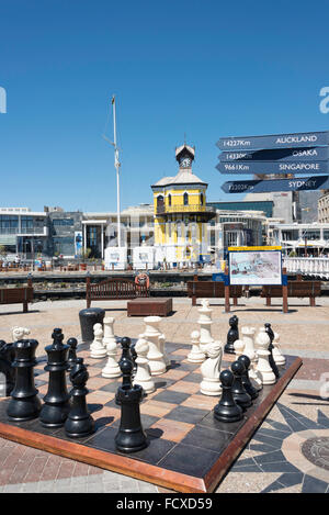 Viktorianische Clock Tower und Schach Brett, Victoria & Albert Waterfront, Kapstadt, Westkap, Südafrika Stockfoto