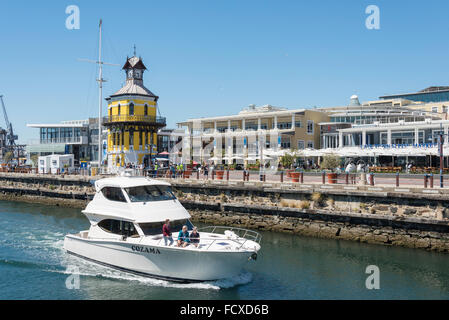 Cruise Boot und viktorianische Clock Tower, Victoria & Albert Waterfront, Kapstadt, Westkap, Südafrika Stockfoto