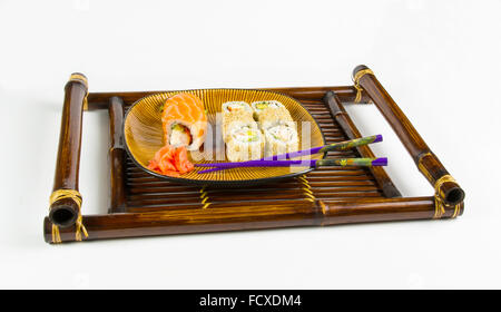 Stillleben - legen Sie die Brötchen auf einem braunen Teller auf weißem Hintergrund Stockfoto