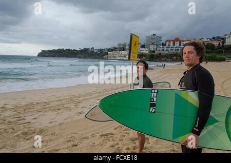 Bondi Beach, Sydney, Australien. 26 Jan, 2016: Australia Day ist ein nationaler Feiertag, sieht Benjamin Cuveas und Jose Lara eine willkommene Mitte der Woche surfen. Beide Männer, ursprünglich aus Chile haben für die letzten sieben Jahre als Australien Home. Beide begeisterte Surfer Benjamin und Jose nehmen jede Chance auf dem Wasser zu bekommen, "immer mehr Wellen als Out'. Beide Männer werden später Familie und Freunden den Tag zu feiern. Quelle: Sydney Fotograf/Alamy leben Nachrichten Stockfoto