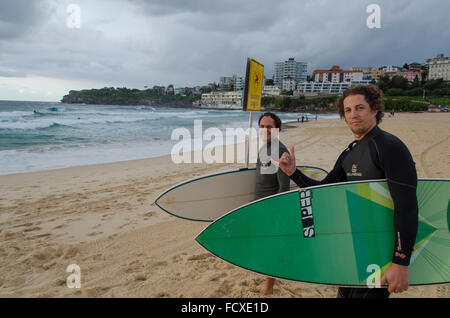 Bondi Beach, Sydney, Australien. 26 Jan, 2016: Australia Day ist ein nationaler Feiertag, sieht Benjamin Cuveas und Jose Lara eine willkommene Mitte der Woche surfen. Beide Männer, ursprünglich aus Chile haben für die letzten sieben Jahre als Australien Home. Beide begeisterte Surfer Benjamin und Jose nehmen jede Chance auf dem Wasser zu bekommen, "immer mehr Wellen als Out'. Beide Männer werden später Familie und Freunden den Tag zu feiern. Quelle: Sydney Fotograf/Alamy leben Nachrichten Stockfoto