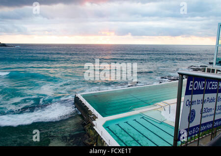 Bondi Beach, Sydney, Australien. 26. Januar 2016. Sonnenaufgang über Sydneys Bondi Beach und Bondi Icebergs Pool. Trotz Hochsommer, Januar in Sydney und umliegenden Regionen haben erfahrene rekordverdächtigen Regenfälle mit mehr Prognose heute. Sydney hat bereits 225 mm Regen im Januar erhalten, die mehr als das Doppelte der langfristigen Durchschnitt liegt. Bildnachweis: Sydney Fotograf/Alamy Live-Nachrichten Stockfoto