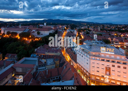 Zagreb Stadt Zentrum Panorama am Abend, Kroatien Stockfoto