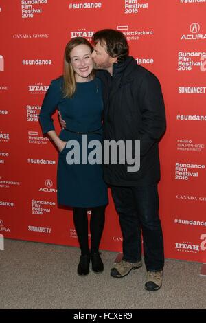 Park City, UT, USA. 25. Januar 2016. Jennifer Ehle, Greg Kinnear im Ankunftsbereich für MÄNNLEIN Premiere beim Sundance Film Festival 2016, The Eccles-Center für darstellende Künste, Park City, UT 25. Januar 2016. Bildnachweis: James Atoa/Everett Collection/Alamy Live-Nachrichten Stockfoto