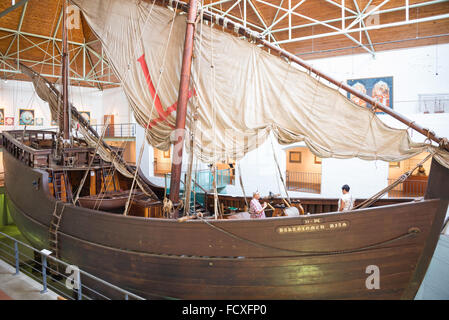 Nachbau des 15. Jahrhunderts Schiff in Bartolomeu Dias Museum, Mossel Bay, Eden District, Provinz Westkap, Südafrika Stockfoto