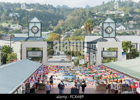 Blick auf die Stadt von Knysna Quays Marina Waterfront, Knysna, Eden District, Provinz Westkap, Südafrika Stockfoto