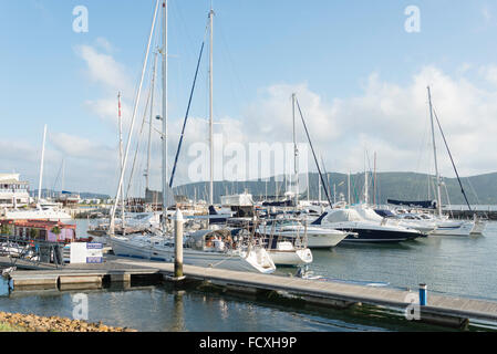 Boote in Knysna Quays Marina, Knysna, Eden District Municipality, Provinz Westkap, Südafrika Stockfoto