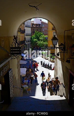 Gang von der Plaza Mayor mit Calle Cuchilleros Madrid Spanien ES Stockfoto