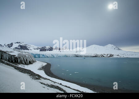 Norwegen, Barentssee, Spitzbergen, Spitzbergen. Erhöhten Blick auf 14. Juli-Gletscher. Stockfoto