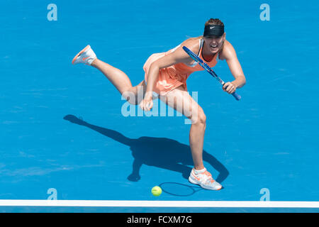 Melbourne, Australien. 26. Januar 2016. Maria Sharapova der Russischen Föderation Renditen ein Ball mit der linken Hand in einem Viertelfinale Runde match gegen Serena Williams der Vereinigten Staaten von Amerika am Tag neun des 2016 Australian Open Grand Slam Tennis-Turnier im Melbourne Park in Melbourne, Australien. Serena Williams gewann 64 61. Sydney Low/Cal Sport Media/Alamy Live-Nachrichten Stockfoto