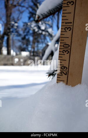 Lineal Messen über zwei Füße von Schnee, post Schneesturm Jonas 2016 an der Ostküste, USA Stockfoto