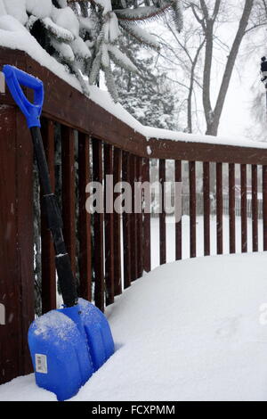 Deck mit Schnee bedeckt, Post Schneesturm Jonas 2016 an der Ostküste, USA Stockfoto