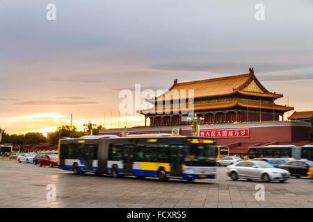 Peking - der Blick auf Tiananmen Turm und Chang'an Straße in den wunderschönen Sonnenuntergang mit vielen Fahrzeugen. Stockfoto