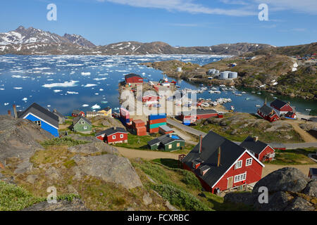 Blick über Tasiilaq Hafen und Kong Oscars Havn, Grönland, Insel Ammassalik, Kalaallit Nunaat, Ostgrönland Stockfoto