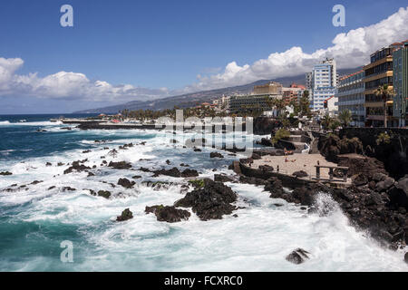 Surfen Sie auf Wasser, Playa de Martinez Baden Komplex von Cesar Manrique hinter San Telmo, Puerto De La Cruz, Teneriffa Stockfoto