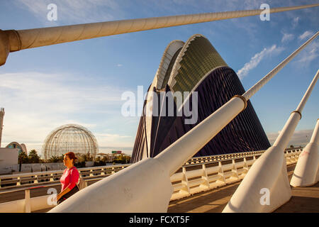 El Pont de l'Assut de l ' or und L'Agora in der Stadt der Künste und Wissenschaften. Valencia, Spanien. Stockfoto