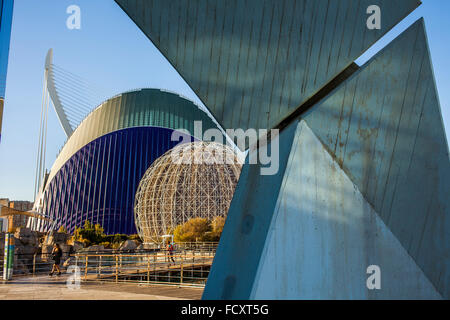 L'Oceanografic, im Hintergrund Voliere, L'Agora und El Pont de l'Assut de l ' oder, in der Stadt der Künste und Wissenschaften. Valencia, Spanien. Stockfoto