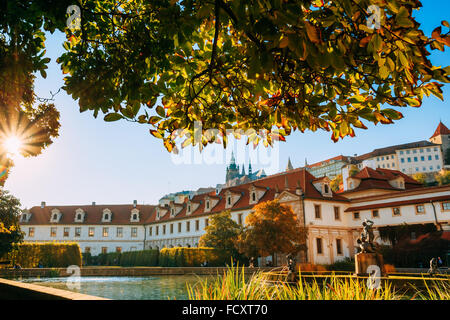 Die Fassade des Palastes und Teil des Gartens mit Prager Burg Wallenstein im Hintergrund. Tschechische Republik Stockfoto