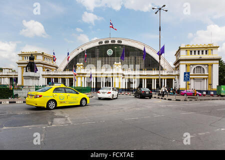 Taxi vor der central Station, dem Bahnhof Hua Lamphong, Chinatown, Bangkok, Thailand Stockfoto