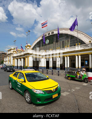 Taxi- und Tuk-Tuk vor dem Hauptbahnhof, Hua Lamphong Railway Station, Chinatown, Bangkok, Thailand Stockfoto