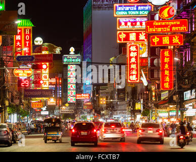 Yaowarat Road in Chinatown, Leuchtreklamen in der Nacht, Menschen und Autos, Einkaufsstraße, Werbetafeln, Nachtleben, Bangkok, Thailand Stockfoto