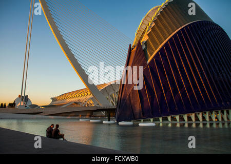 El Pont de l'Assut de l ' or und L'Agora in der Stadt der Künste und Wissenschaften. Valencia, Spanien. Stockfoto