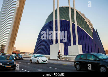 El Pont de l'Assut de l ' or und L'Agora in der Stadt der Künste und Wissenschaften. Valencia, Spanien. Stockfoto