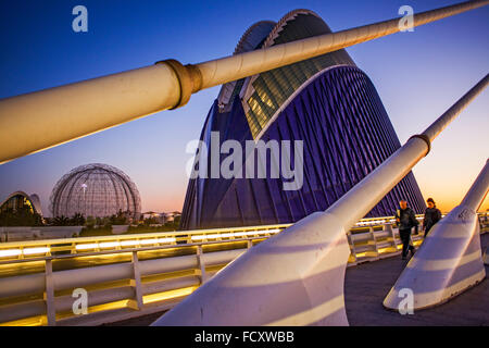 El Pont de l'Assut de l ' or und L'Agora in der Stadt der Künste und Wissenschaften. Valencia, Spanien. Stockfoto