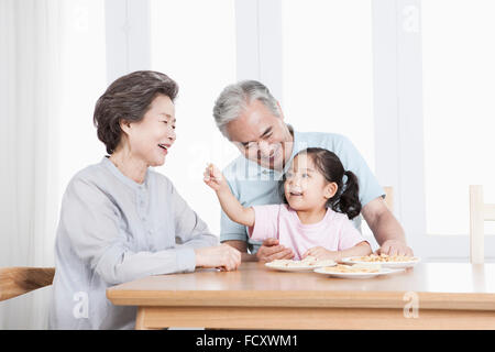 Porträt des alten Ehepaar kümmert sich um ihre Enkelin Stockfoto