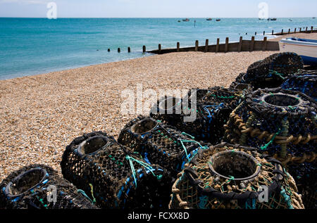 Fischen Ausrüstung Ausrüstung am Strand von Selsey West Sussex Stockfoto