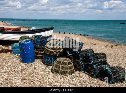 Fischen Ausrüstung Ausrüstung am Strand von Selsey West Sussex Stockfoto
