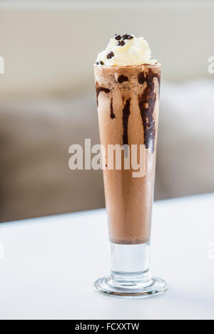 Schokolade Milch-Shake trinken mit Schlagsahne Stockfoto