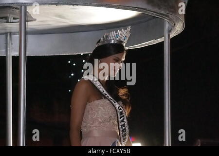 Quezon, Philippinen. 25. Januar 2016. Menschen versammelten sich im Araneta Center in Cubao, Pia Alonzeo Wurtzbach, Gewinner des Ms. Universum 2015 in einer Heimkehr Autokolonne auf eine Krone-Schwimmer, die wohl um zu Beginn 17:00 aber verzögerte sich um 2 Stunden begrüßen zu dürfen. © George Buid/Pacific Press/Alamy Live-Nachrichten Stockfoto