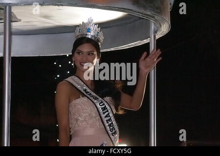 Quezon, Philippinen. 25. Januar 2016. Menschen versammelten sich im Araneta Center in Cubao, Pia Alonzeo Wurtzbach, Gewinner des Ms. Universum 2015 in einer Heimkehr Autokolonne auf eine Krone-Schwimmer, die wohl um zu Beginn 17:00 aber verzögerte sich um 2 Stunden begrüßen zu dürfen. © George Buid/Pacific Press/Alamy Live-Nachrichten Stockfoto