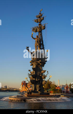 Gigantische Peter das große Denkmal des Bildhauers Zurab Tsereteli auf der Moskwa in der Abenddämmerung, Moskau, Russland Stockfoto