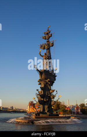 Gigantische Peter das große Denkmal des Bildhauers Zurab Tsereteli auf der Moskwa in der Abenddämmerung, Moskau, Russland Stockfoto