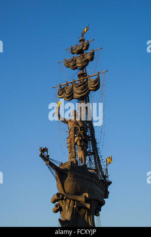 Gigantische Peter das große Denkmal des Bildhauers Zurab Tsereteli auf der Moskwa in der Abenddämmerung, Moskau, Russland Stockfoto