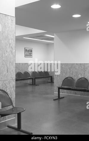 Krankenhaus Wartebereich mit metallischen Stühlen. Vertikale. Stockfoto