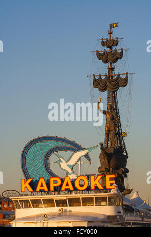 Gigantische Peter das große Denkmal des Bildhauers Zurab Tsereteli auf der Moskwa in der Abenddämmerung, Moskau, Russland Stockfoto