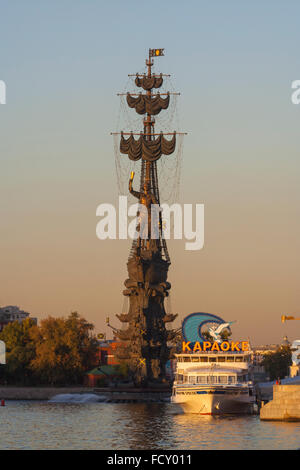 Gigantische Peter das große Denkmal des Bildhauers Zurab Tsereteli auf der Moskwa in der Abenddämmerung, Moskau, Russland Stockfoto