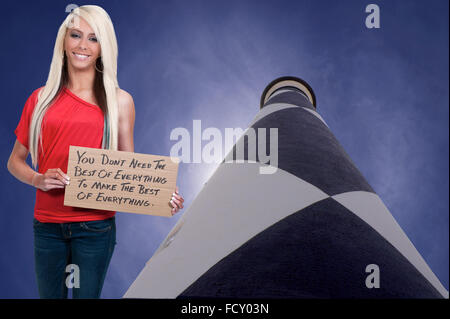 Eine schöne junge Frau hält ein Schild mit der Aufschrift Sie brauchen nicht das beste von allem, von allem das beste zu machen Stockfoto