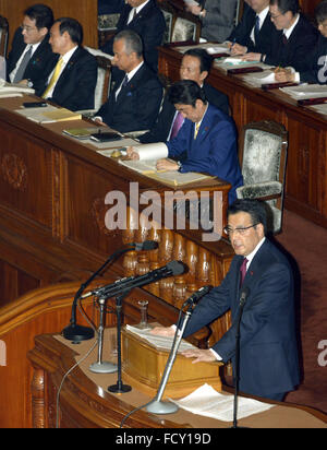 Tokio, Japan. 26. Januar 2016. Katsuya Okada, Führer der oppositionellen Demokratischen Partei Japans, nimmt das Podium Fragen, Fragen zum Premierminister Shinzo Abe für seine Politik während einer Frage-und-Antwort-Sitzung in der Ernährung Kammer in Tokio auf Dienstag, 26. Januar 2016 zu senken. Bildnachweis: Natsuki Sakai/AFLO/Alamy Live-Nachrichten Stockfoto