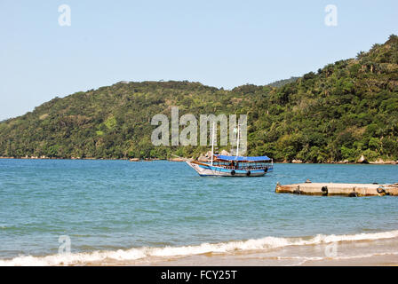 Ilha Grande Island: Segelboot am Strand Praia Lopes Mendes, Rio De Janeiro Zustand, Brasilien, Südamerika Stockfoto