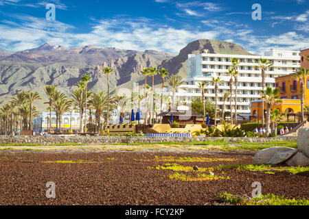 Teneriffa, Spanien - 12. Januar 2013: Panoramablick auf den beliebten Kanarischen Ferienort Playa de Las Americas, Teneriffa, Kanarische Inseln Stockfoto