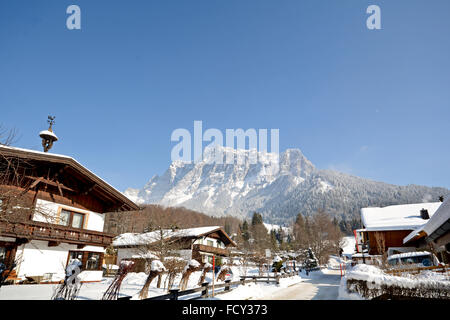 Ehrwald-Dorf mit Gipfel der Zugspitze, Deutschlands höchstem Berg Stockfoto